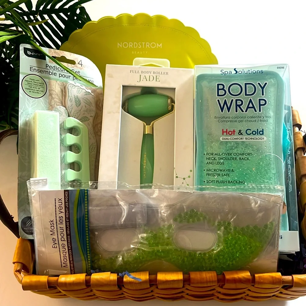 NWOT Jade Green Facial Roller and Yellow Toiletry Bag Set - Picture 3 of 13